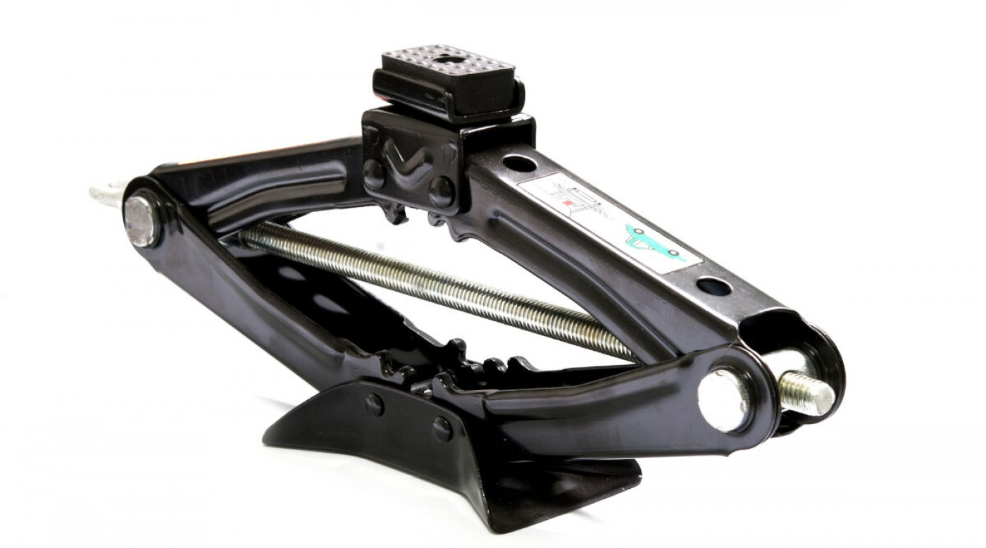 5 Best Scissor Jacks to Keep in Your Car for Emergencies