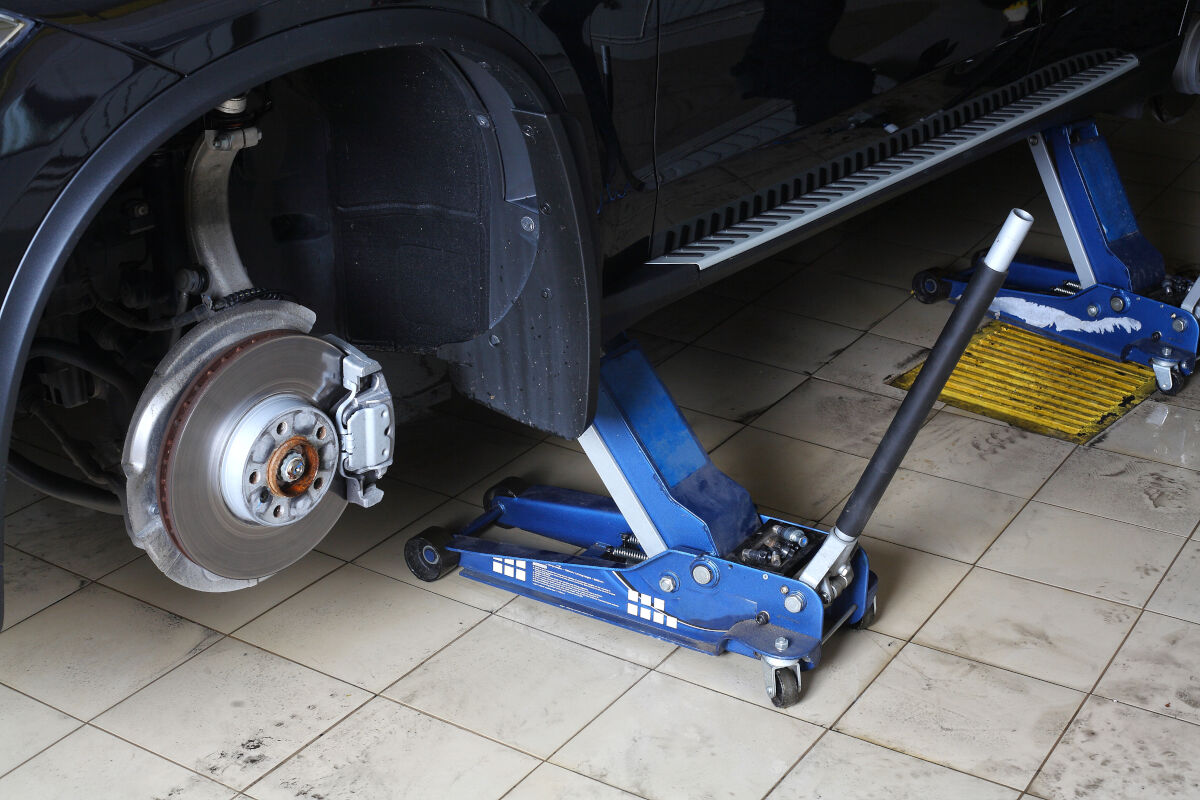 How to Use a Floor Jack Correctly and Safely: A Step-By-Step Guide