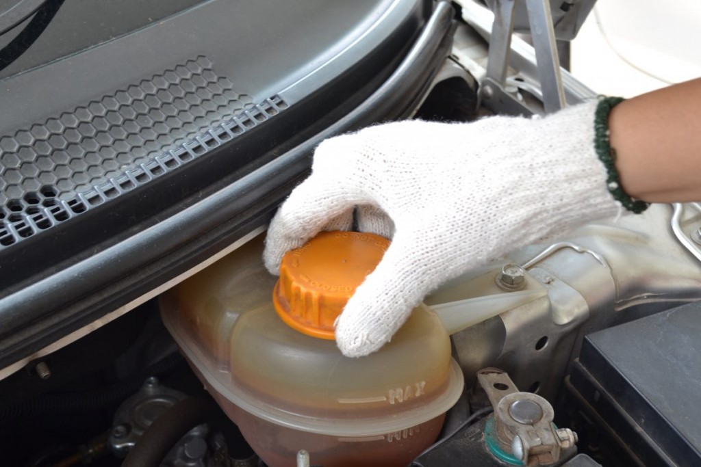 Checking an engines coolant level