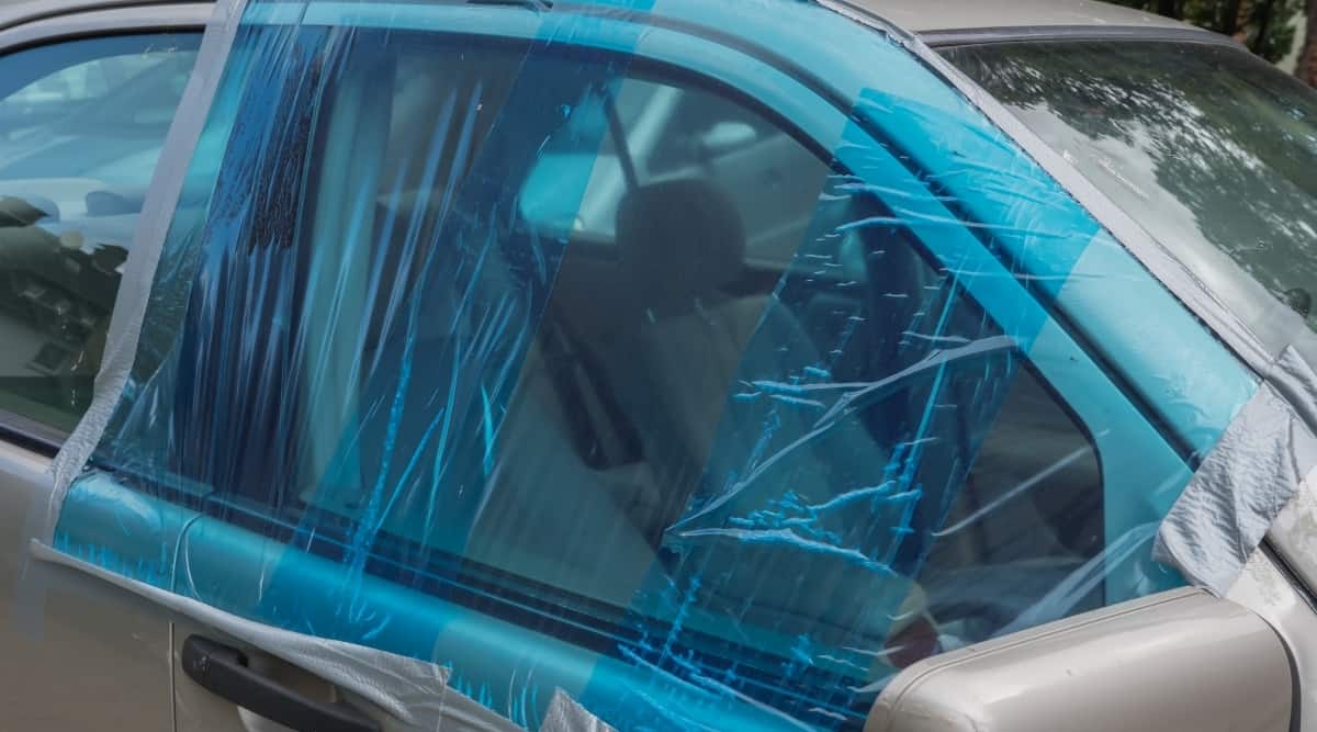 How to Cover a Broken Car Window With Plastic Wrap 